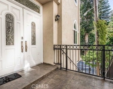 2328 Benedict Canyon Drive - Photo Thumbnail 3