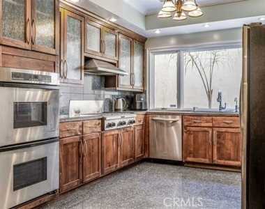 2328 Benedict Canyon Drive - Photo Thumbnail 5