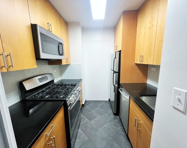 East 61st Street - Photo Thumbnail 3
