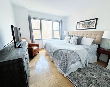 East 61st Street - Photo Thumbnail 5