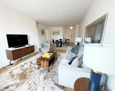 East 61st Street - Photo Thumbnail 8