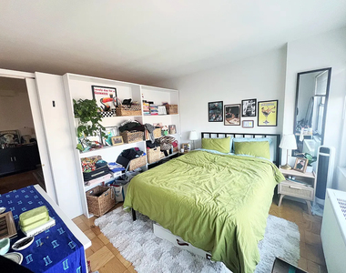 East 61st Street - Photo Thumbnail 3