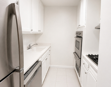 East 61st Street - Photo Thumbnail 3