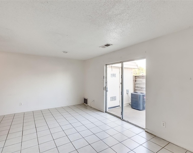 2215 Mission Hill Cir - Photo Thumbnail 3