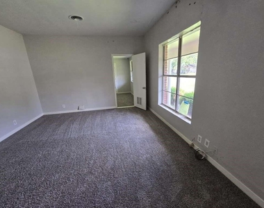 1824 Magnolia Street - Photo Thumbnail 4