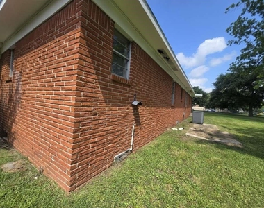 1824 Magnolia Street - Photo Thumbnail 3