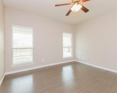 313 Caladium Drive - Photo Thumbnail 4