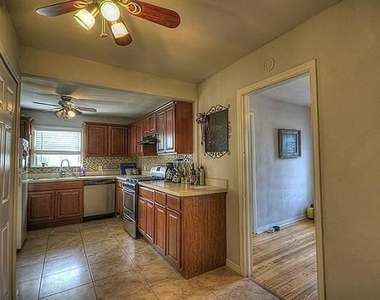 4000 Winfield Avenue - Photo Thumbnail 10
