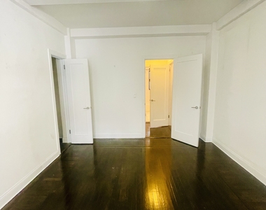 W 55th Street - Photo Thumbnail 7
