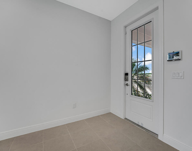 930 Sw Prairie Avenue - Photo Thumbnail 2