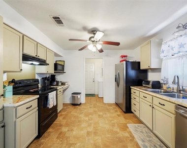 6120 Avenue Q 1/2 - Photo Thumbnail 9