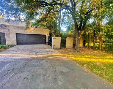 4560 Bellaire Boulevard - Photo Thumbnail 1