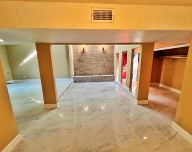 4560 Bellaire Boulevard - Photo Thumbnail 3