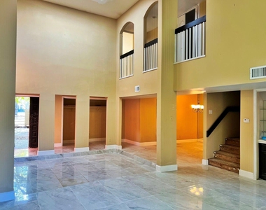 4560 Bellaire Boulevard - Photo Thumbnail 2