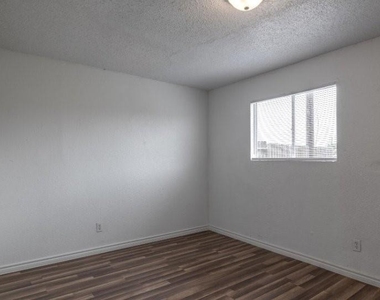 1010 Behmann St - Photo Thumbnail 5