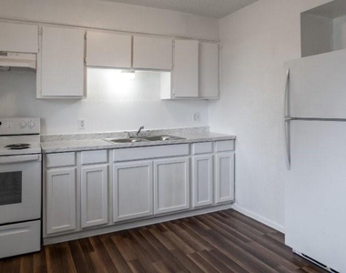 1010 Behmann St - Photo Thumbnail 7