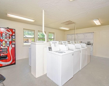 400 Pine Burr Lane - Photo Thumbnail 8