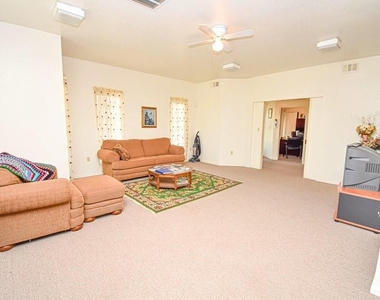 576 Ellen Powell Dr - Photo Thumbnail 6