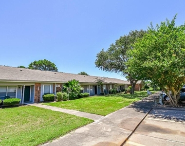 576 Ellen Powell Dr - Photo Thumbnail 3