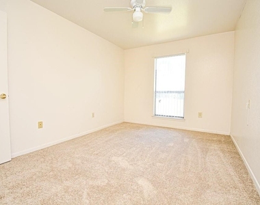 576 Ellen Powell Dr - Photo Thumbnail 9