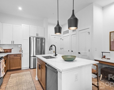 1711 Commonwealth Avenue - Photo Thumbnail 17