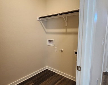 2240 Delano Dr - Photo Thumbnail 3