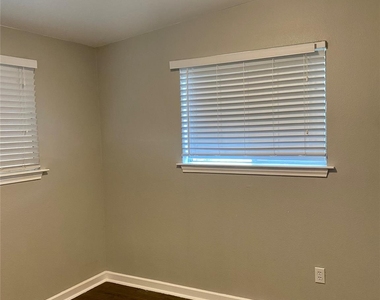 400 Swanee Dr - Photo Thumbnail 5