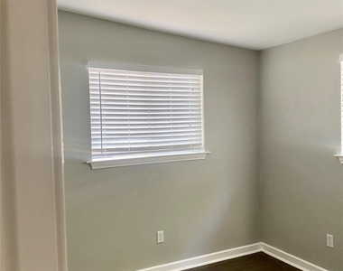 400 Swanee Dr - Photo Thumbnail 3