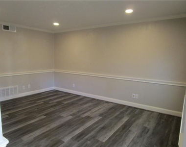 1235 Riverside Drive - Photo Thumbnail 4
