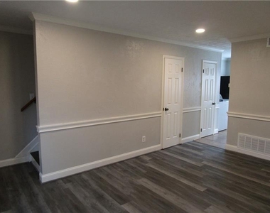 1235 Riverside Drive - Photo Thumbnail 3