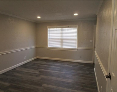 1235 Riverside Drive - Photo Thumbnail 6