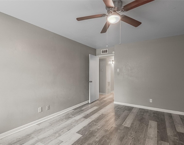 818 University Avenue - Photo Thumbnail 16