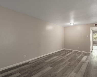 818 University Avenue - Photo Thumbnail 9