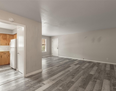 818 University Avenue - Photo Thumbnail 10