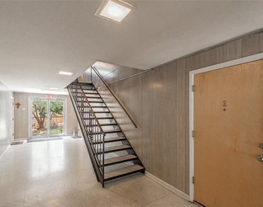 818 University Avenue - Photo Thumbnail 3