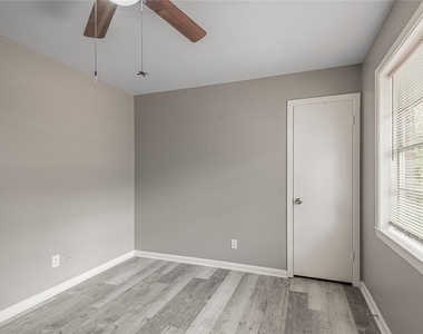818 University Avenue - Photo Thumbnail 21