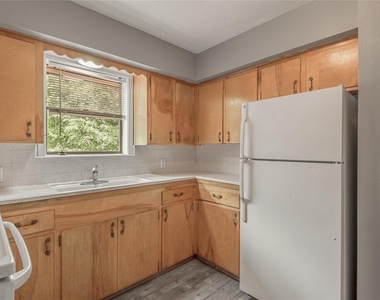 818 University Avenue - Photo Thumbnail 12