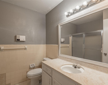 818 University Avenue - Photo Thumbnail 17