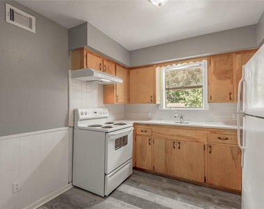 818 University Avenue - Photo Thumbnail 11