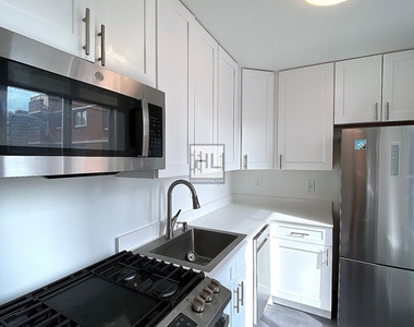 Second Avenue - Photo Thumbnail 1