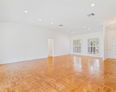210 Russlyn Drive - Photo Thumbnail 4