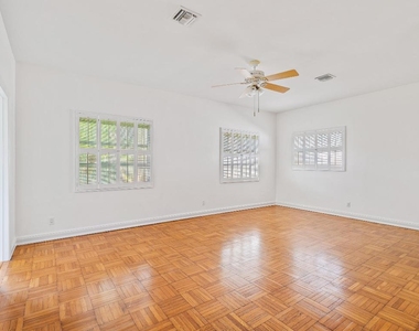 210 Russlyn Drive - Photo Thumbnail 8