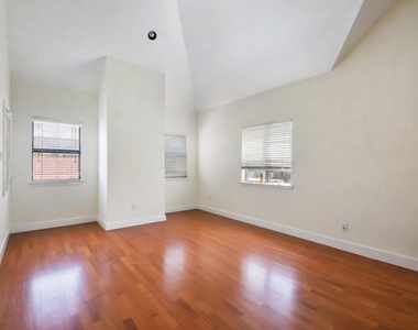 706 W 22nd St - Photo Thumbnail 11
