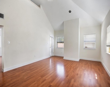 706 W 22nd St - Photo Thumbnail 12