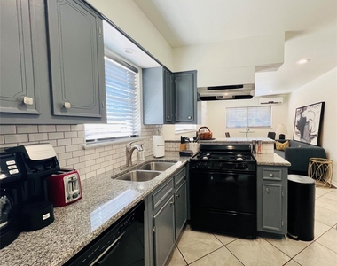 1715 Bluebonnet Ln - Photo Thumbnail 5