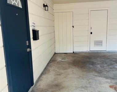 1715 Bluebonnet Ln - Photo Thumbnail 10