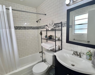 1715 Bluebonnet Ln - Photo Thumbnail 8