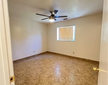 1825 Oak Lane - Photo Thumbnail 6