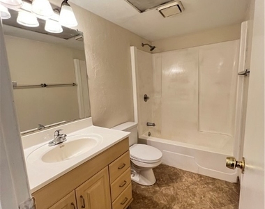 1825 Oak Lane - Photo Thumbnail 5