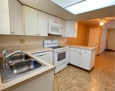 1825 Oak Lane - Photo Thumbnail 4